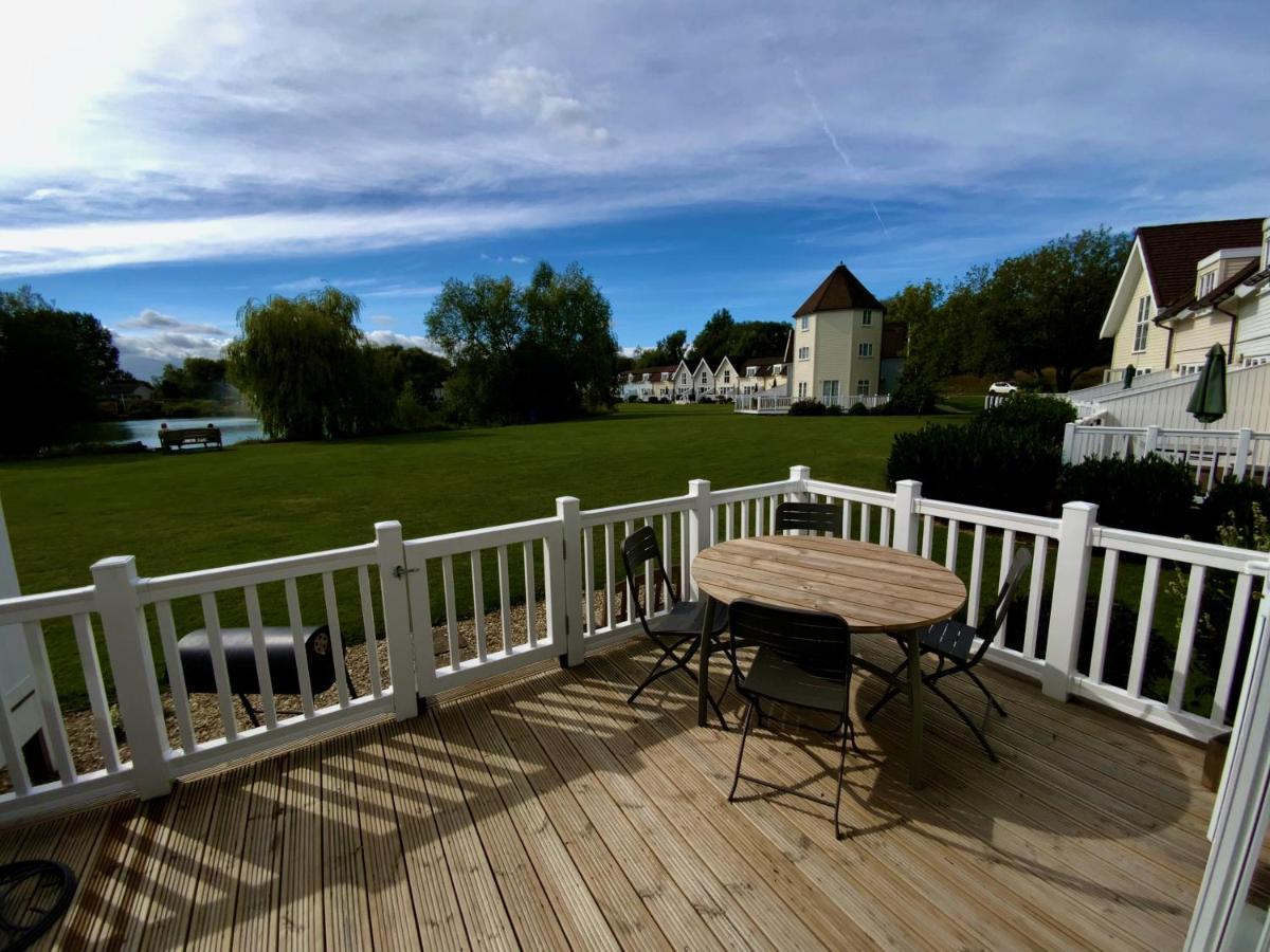 'That One' Our Cotswold Lakeside Lodge Cirencester Exterior foto
