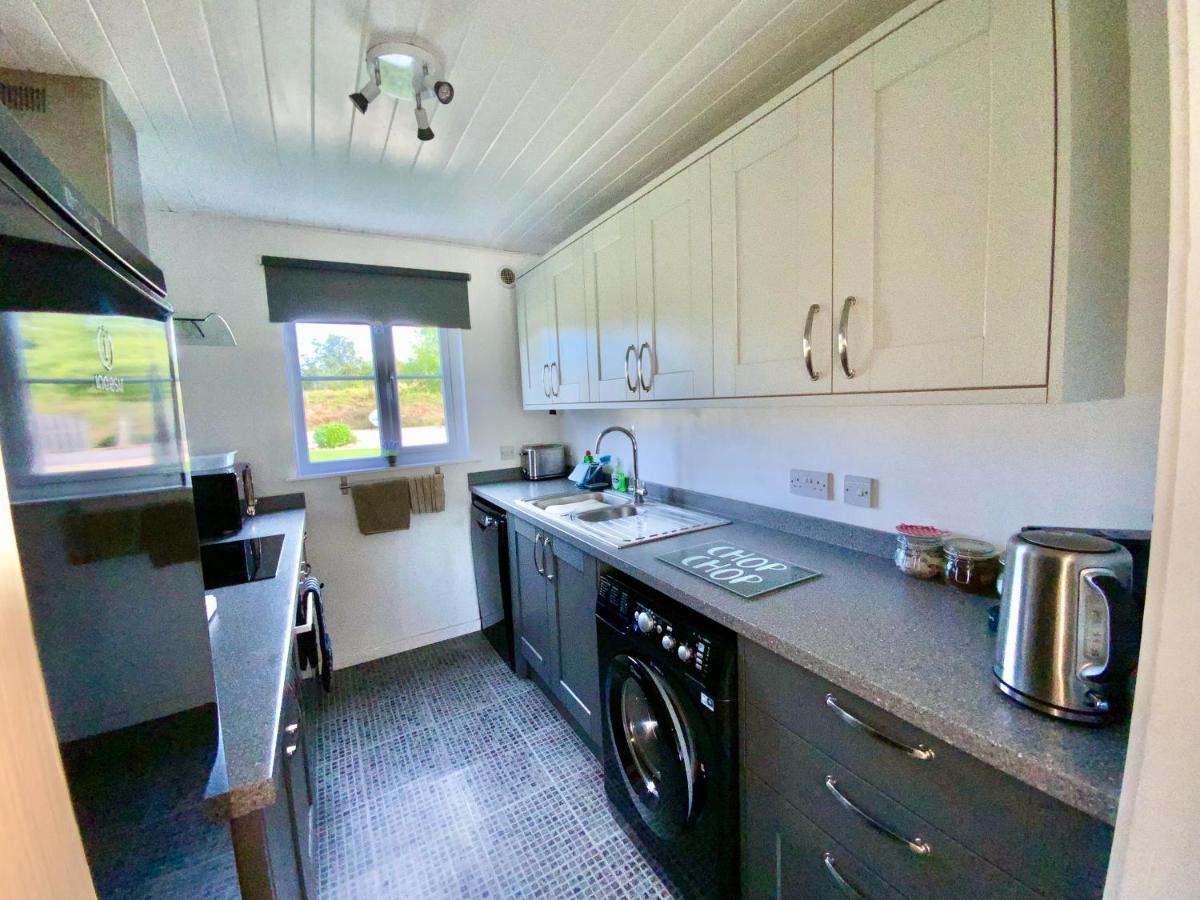 'That One' Our Cotswold Lakeside Lodge Cirencester Exterior foto
