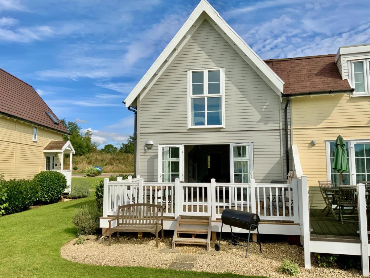 'That One' Our Cotswold Lakeside Lodge Cirencester Exterior foto