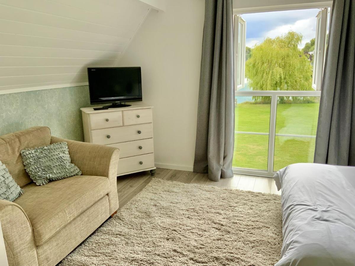 'That One' Our Cotswold Lakeside Lodge Cirencester Exterior foto