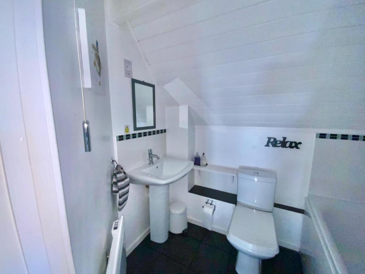 'That One' Our Cotswold Lakeside Lodge Cirencester Exterior foto
