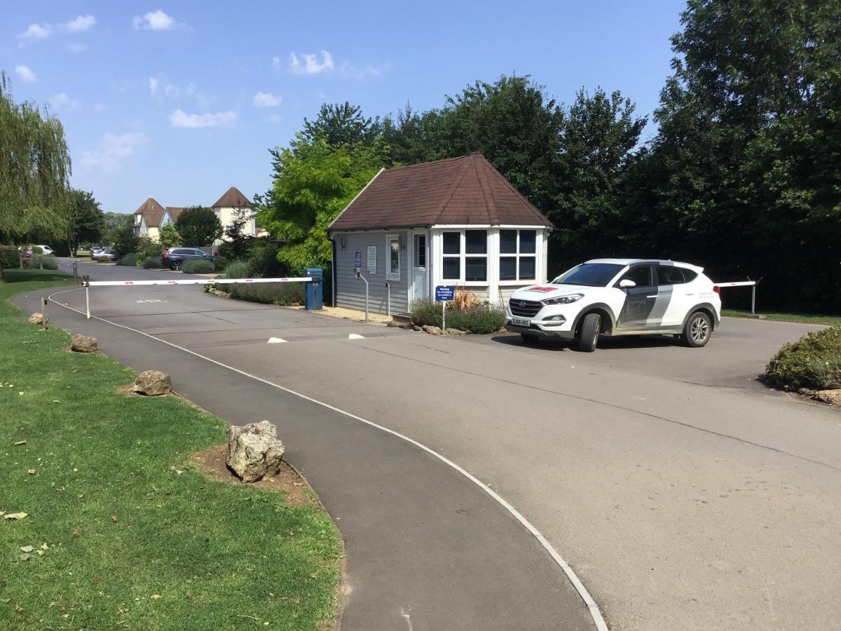 'That One' Our Cotswold Lakeside Lodge Cirencester Exterior foto