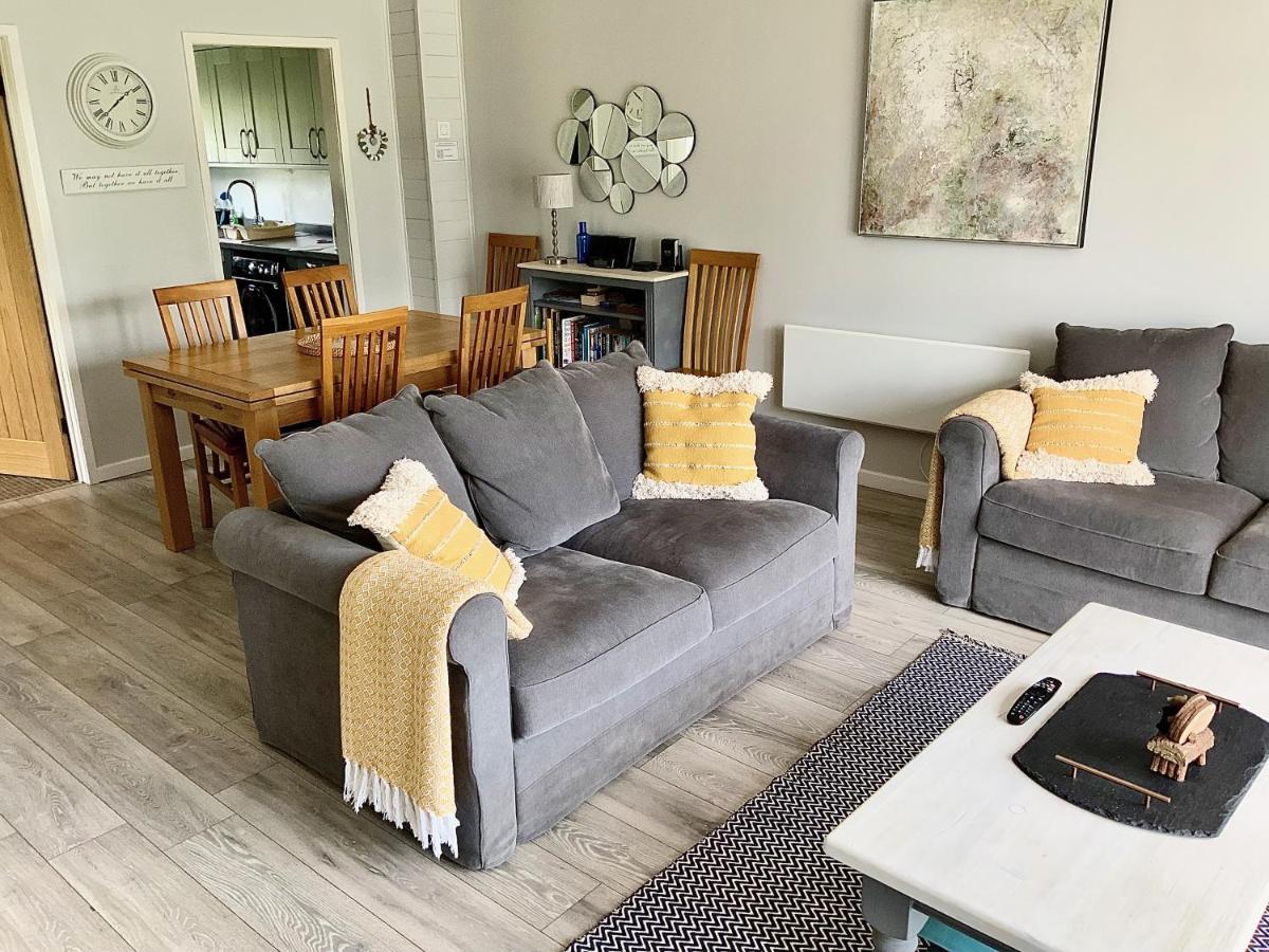 'That One' Our Cotswold Lakeside Lodge Cirencester Exterior foto
